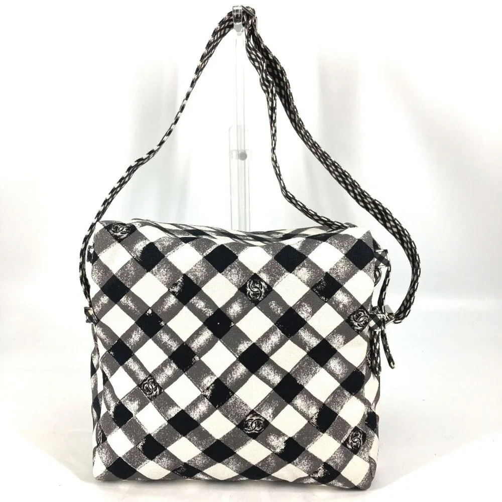 CHANEL White Shoulder Bag